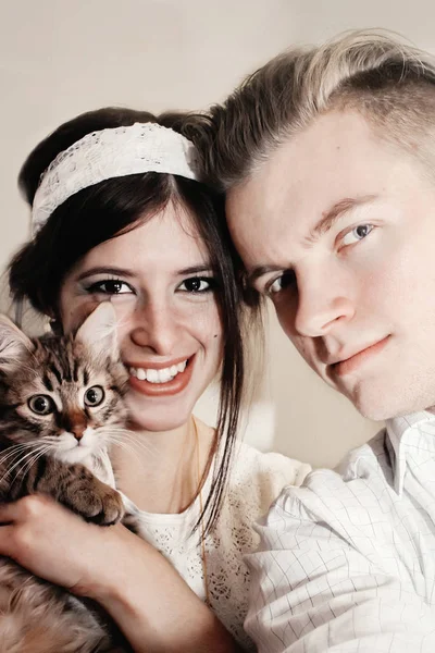 Όμορφο ζευγάρι με το αστείο, χαριτωμένο γατάκι — Φωτογραφία Αρχείου