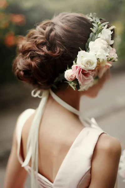 Růžový květinový věnec na vlasy nevěsta — Stock fotografie