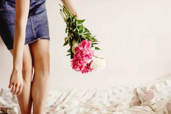 Donna hipster tenendo bouquet di peonia — Foto Stock