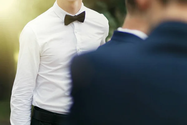 Hombre confiado con estilo en traje — Foto de Stock