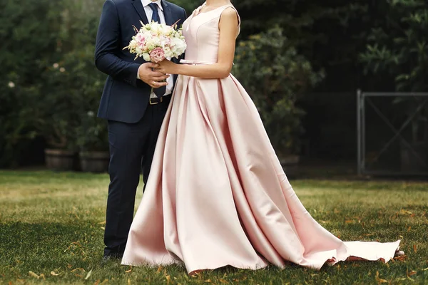 Lyxiga bruden och brudgummen poserar — Stockfoto