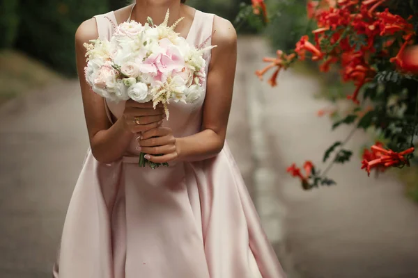 Mariée tenant bouquet de mariage — Photo