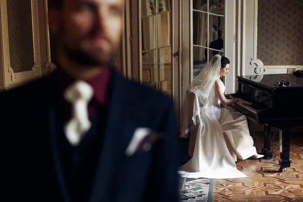 Розкішна наречена грає у фортепіано — стокове фото