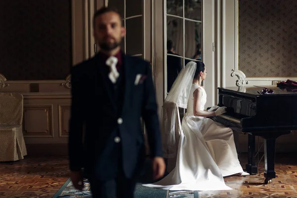 Prachtige bruid spelen de fortepiano — Stockfoto