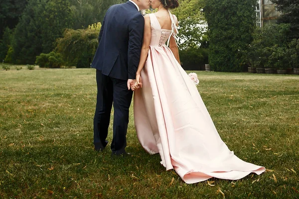 Lyxiga glad bröllop par kyssar — Stockfoto