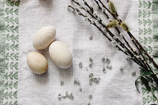 Huevos de Pascua de madera simples — Foto de Stock