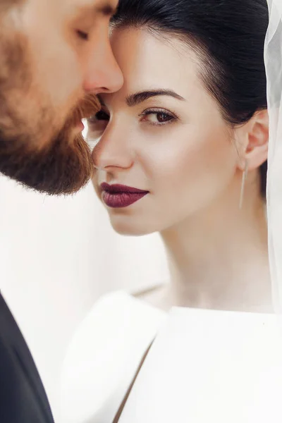 S bruden försiktigt och eleganta brudgummen — Stockfoto