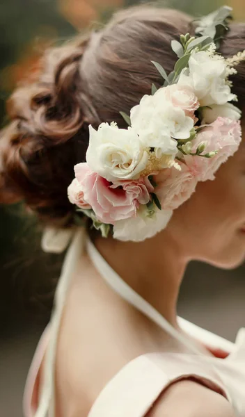 Karangan bunga merah muda di rambut pengantin — Stok Foto