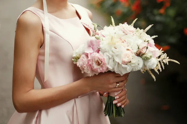 Весільний букет з рожевих троянд — стокове фото