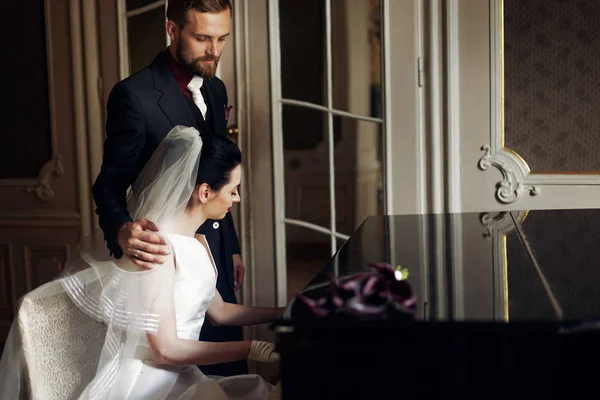 Brudgummen krama försiktigt vacker brud — Stockfoto