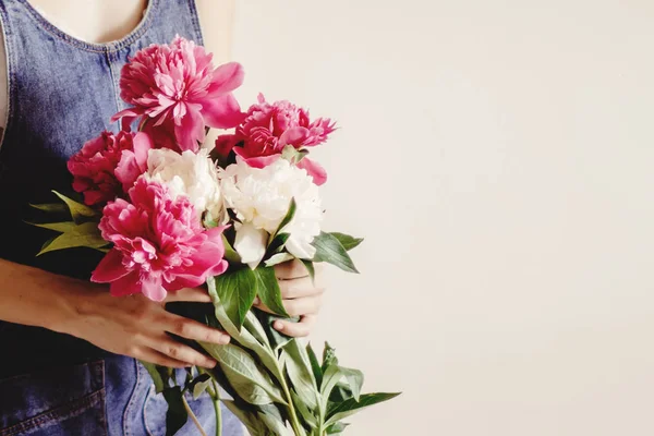 hipster Şakayık buket tutan kot elbise 