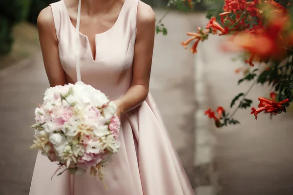 Hochzeitsstrauß aus rosa Rosen — Stockfoto