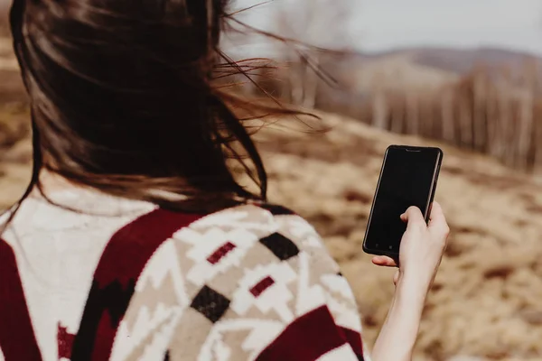 Женщина хипстер держит телефон — стоковое фото