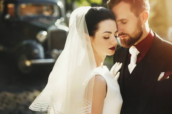 Bruid van de elegante en stijlvolle bruidegom — Stockfoto