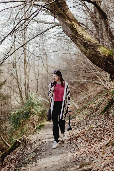 세련 된 hipster 여자 산책 — 스톡 사진