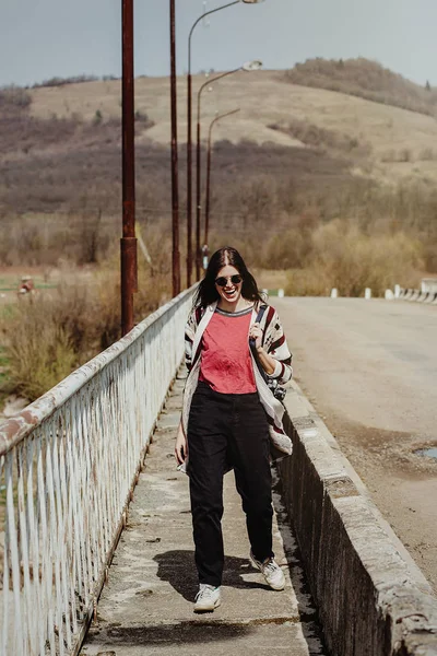 Stijlvolle hipster vrouw lopen — Stockfoto