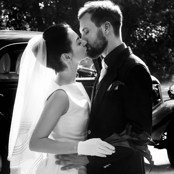 Braut und schöner stilvoller Bräutigam küssen sich — Stockfoto