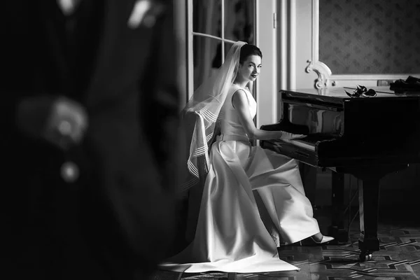 Linda noiva tocando o fortepiano — Fotografia de Stock