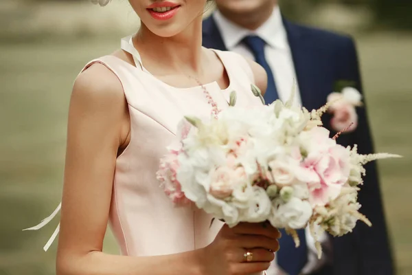 Noiva segurando buquê de casamento — Fotografia de Stock