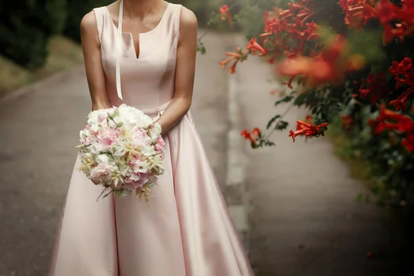 Bride holding wedding bouquet — Stock Photo, Image