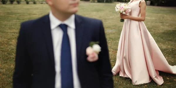 Lyxiga bruden och brudgummen poserar — Stockfoto