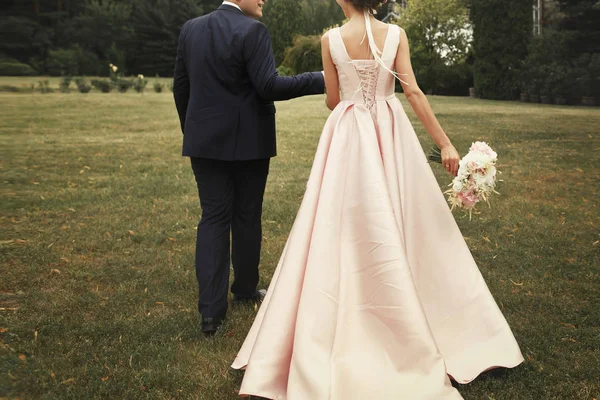 Feliz boda pareja cogida de la mano —  Fotos de Stock