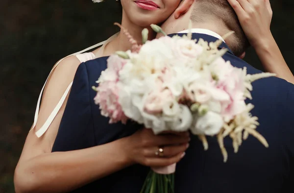 新郎の首にキスの花嫁, — ストック写真