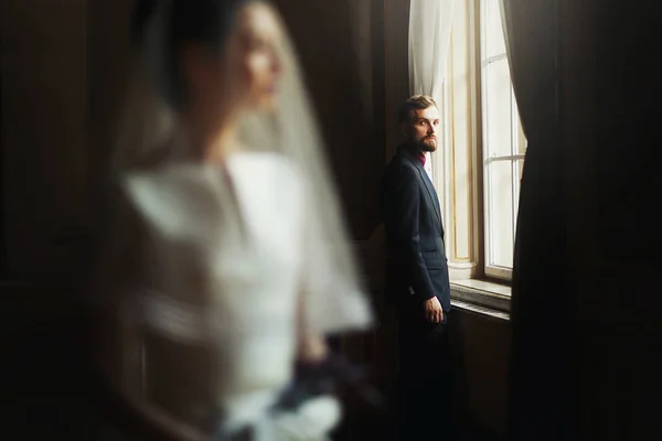 Marié regardant sa magnifique mariée — Photo