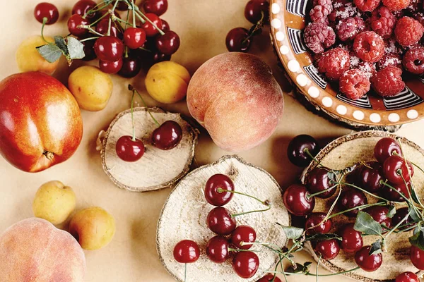Deliciosas frutas sobre fondo de madera —  Fotos de Stock