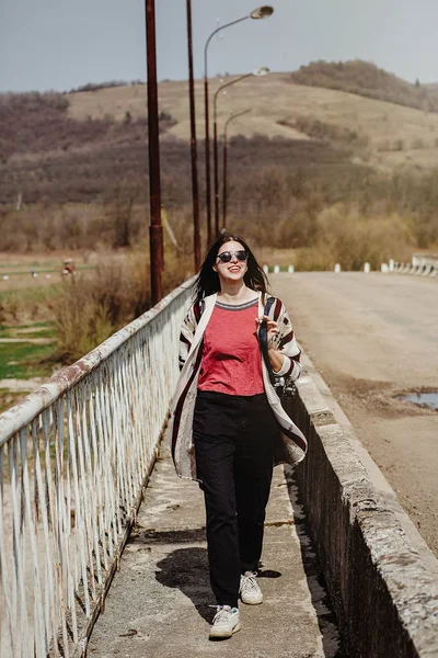 Стильная женщина хипстер ходьба — стоковое фото