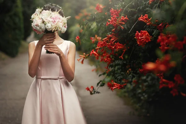 Ramo de boda de rosas rosadas — Foto de Stock