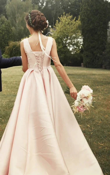 Wunderschöne Braut mit Brautstrauß — Stockfoto