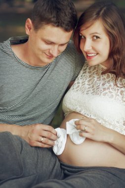 neşeli genç ailesi