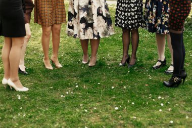 şık zarif kadın ayakları gösteren