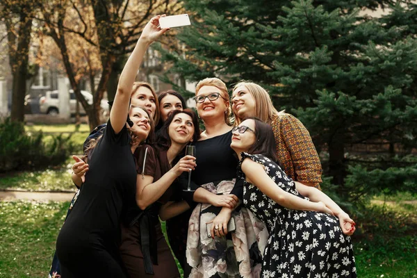 Élégantes femmes élégantes prenant selfie drôle à la célébration ensoleillé i — Photo