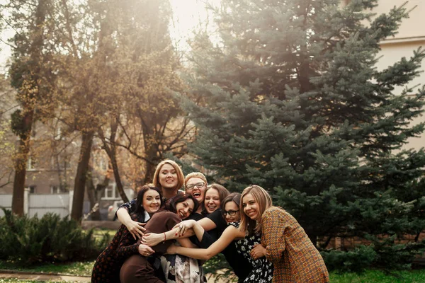 Vrouwen die met plezier bij viering — Stockfoto