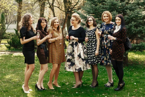 Vrouwen vieren en roosteren — Stockfoto