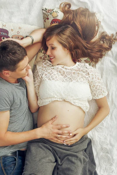 Mooie zwangere vrouw hand in hand — Stockfoto