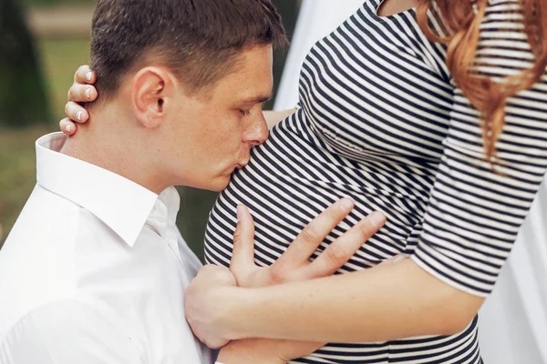 Чоловік цілується вагітна дружина живіт — стокове фото