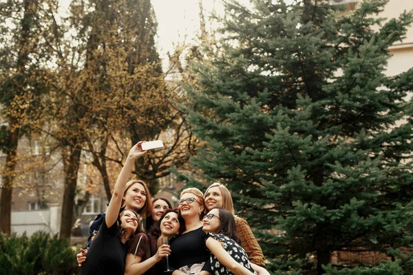 Stijlvolle elegante vrouwen nemen van grappige selfie op viering zonnige ik — Stockfoto