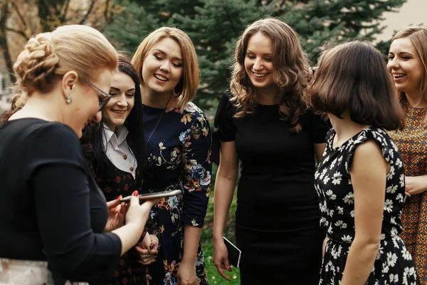 Mujeres sosteniendo y mostrando el teléfono — Foto de Stock