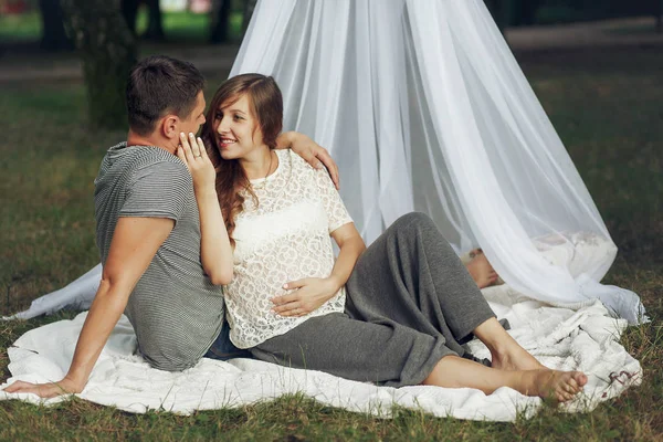 Marido alegre e esposa grávida — Fotografia de Stock