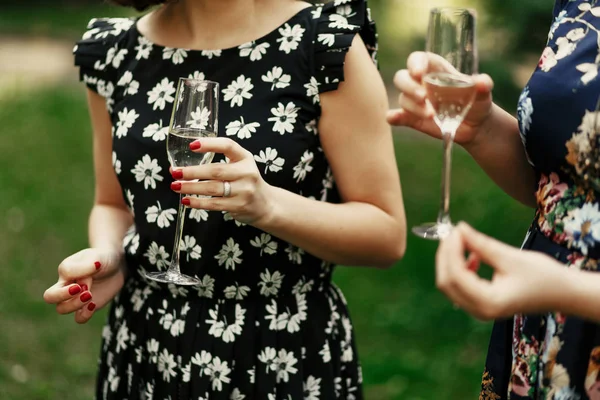 Жінки тримають келих шампанського — стокове фото