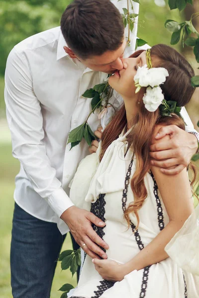 Gelukkige prachtige familie paar — Stockfoto