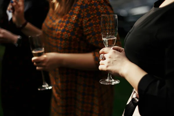 Femmes à célébration élégante — Photo