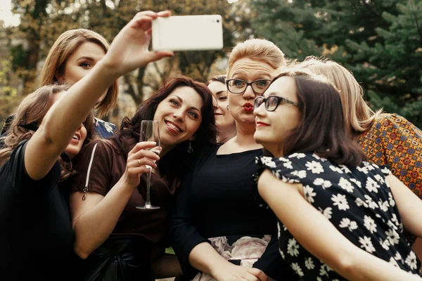 Mulheres elegantes elegantes tomando selfie engraçado na celebração ensolarado i — Fotografia de Stock