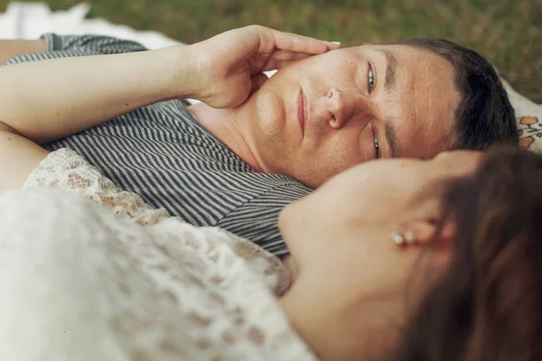 Marito guardando bella moglie incinta — Foto Stock