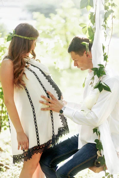 Marido tocando barriga da esposa grávida — Fotografia de Stock