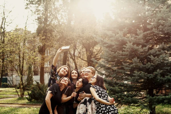 Mulheres elegantes elegantes tomando selfie engraçado na celebração ensolarado i — Fotografia de Stock