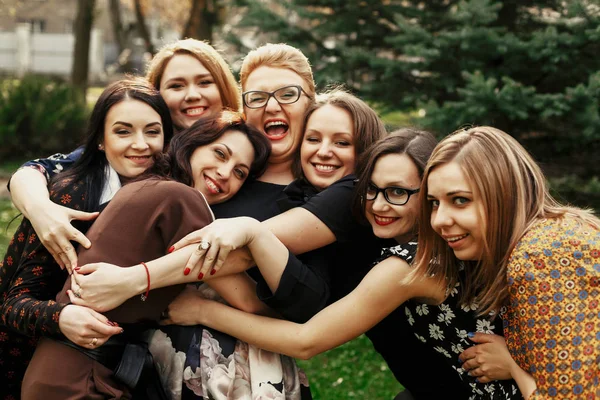 Le donne si divertono a festeggiare — Foto Stock